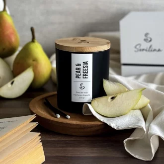 Vela de Pear & Freesia. Hecha a mano con cera de soja y mecha de madera. Incluye caja premium para regalo y tiene una duración de hasta 55h.