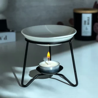 quemador elegante de aceites esenciales o wax melts. Quemador aromatico con vela de te sin aroma incluida.