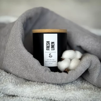 vela aromatica de cera de soja con mecha de madera. Vela con aroma a ropa limpia.