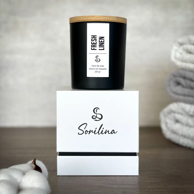 vela de cera de soja con mecha de madera y aroma a ropa limpia. Incluye caja regalo. Diseño elegante y minimalista.
